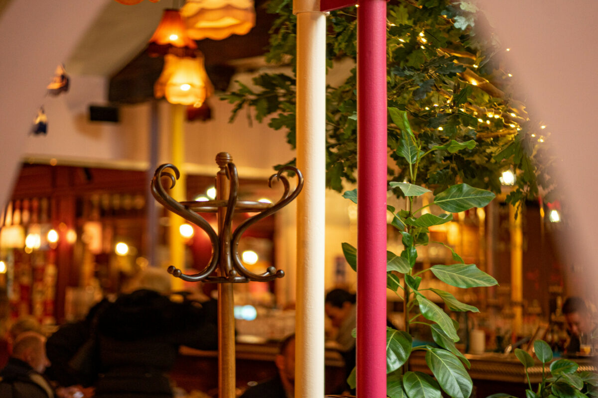 Café restaurant du projet Matilda signé par Diso Design avec matériaux naturels et ambiance chaleureuse.