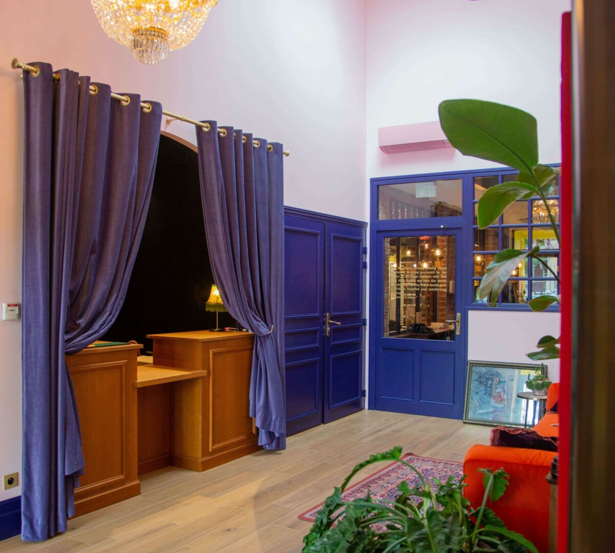Entrée du projet Matilda avec matériaux chaleureux, éclairage tamisé et ambiance contemporaine accueillante.