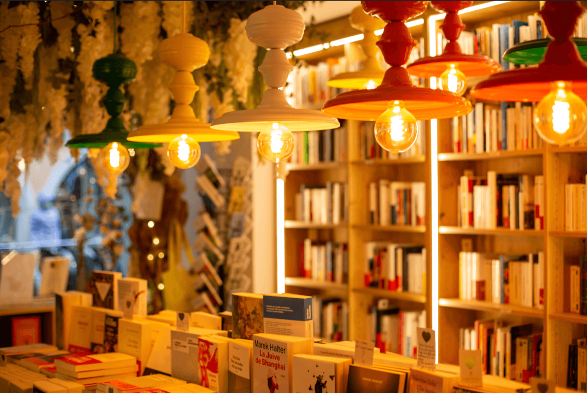 Luminaires vintage au café librairie le jardin secret