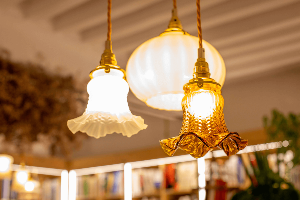 Luminaires vintage au café librairie le jardin secret