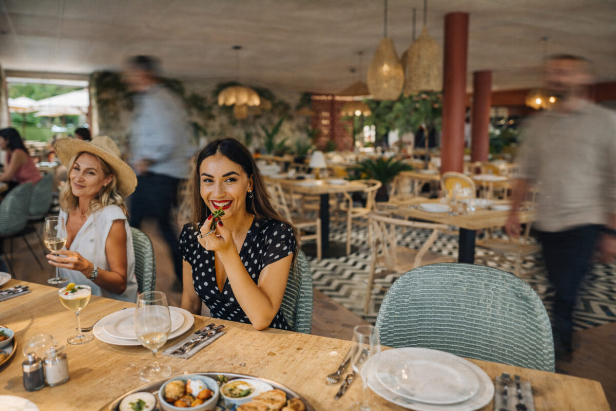 Décoration immersive de restaurant avec plantes et matières naturelles