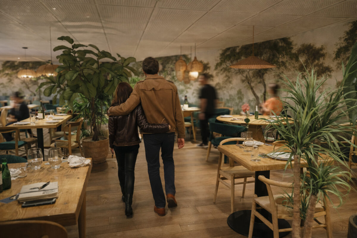 Aménagement d’un restaurant festif à Maisons-Laffitte avec ambiance exotique